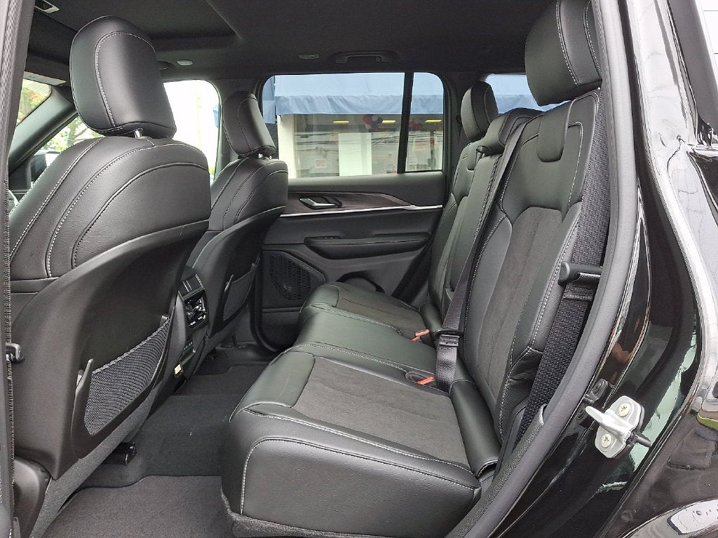 2027 Jeep Grand Cherokee Laredo Altitude