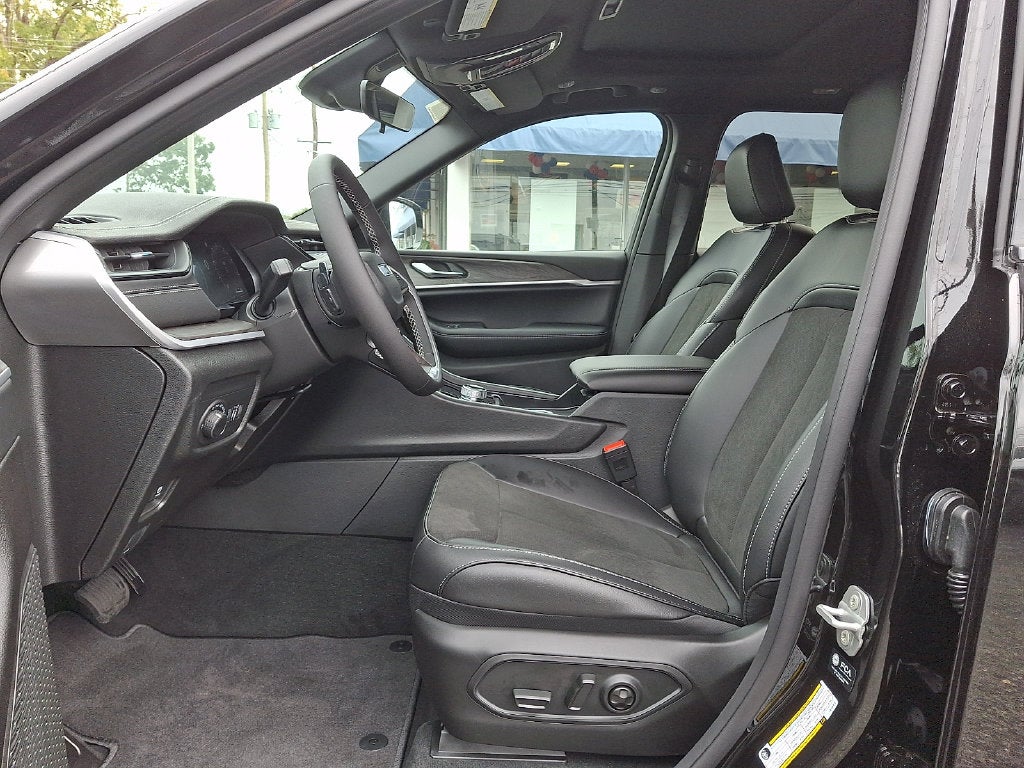 2027 Jeep Grand Cherokee Laredo Altitude