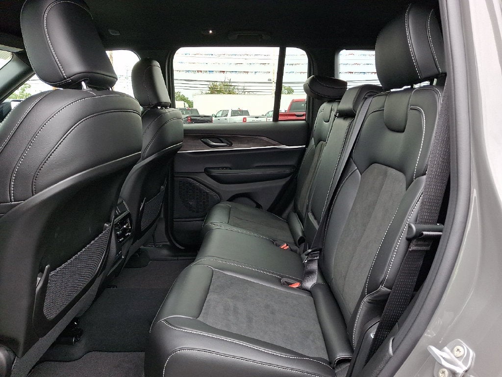 2027 Jeep Grand Cherokee Altitude