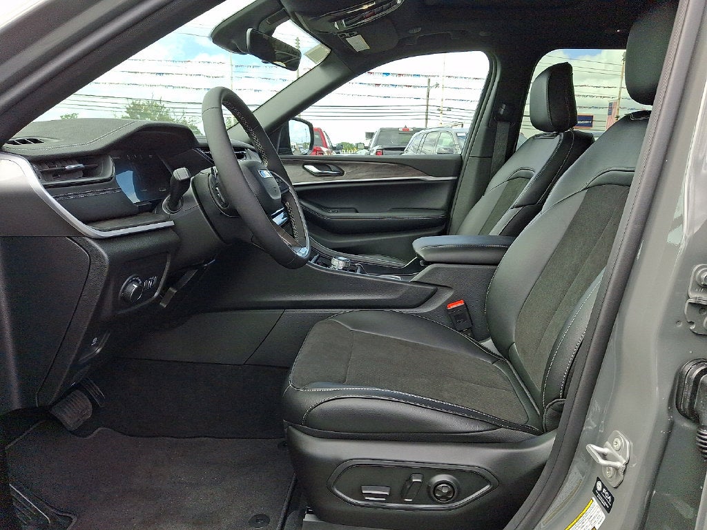 2027 Jeep Grand Cherokee Laredo Altitude