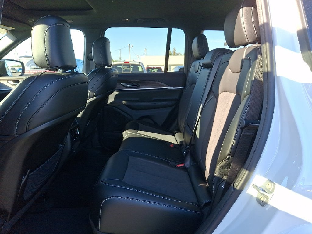 2027 Jeep Grand Cherokee Altitude