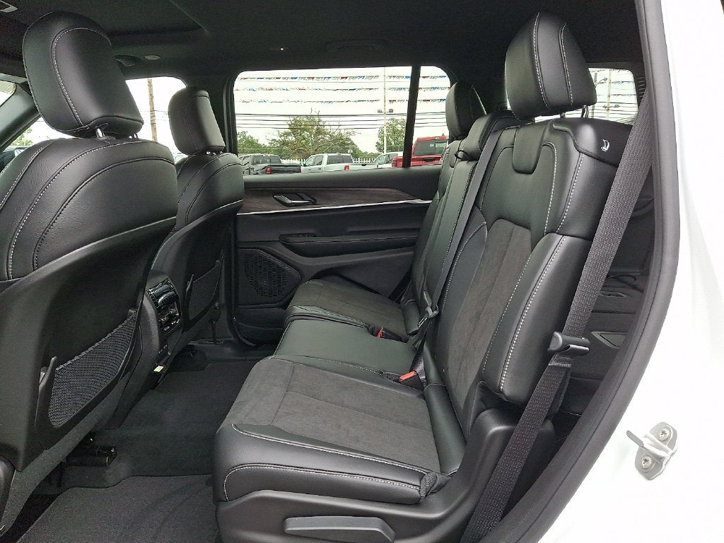 2027 Jeep Grand Cherokee L Laredo Altitude