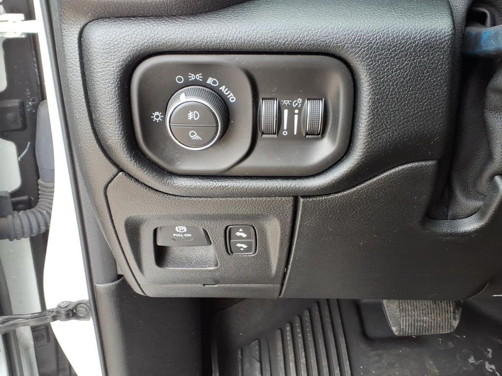 2020 RAM 1500 Laramie Crew Cab 4x4 5'7' Box